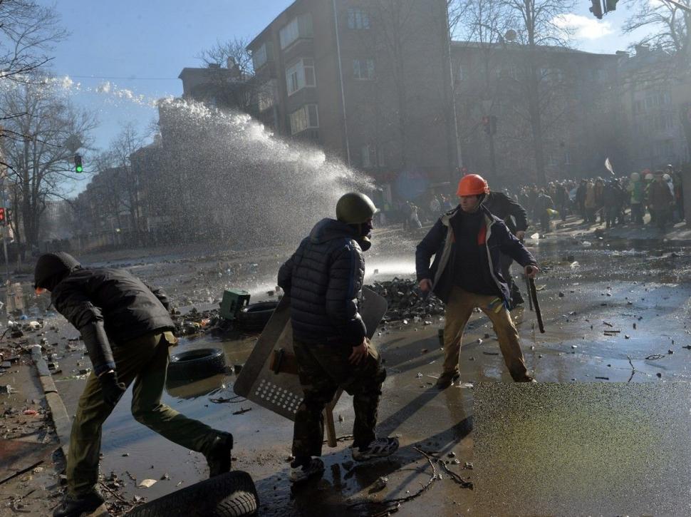 "Dumnezeule, ai milă de sufletele lor!" Imagini CUTREMURĂTOARE postate de protestatarii din Ucraina 248023