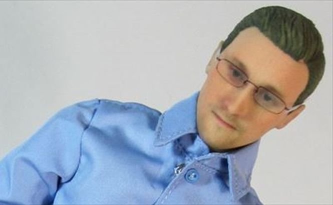 O păpuşă cu imaginea lui Snowden a fost pusă în vânzare în SUA