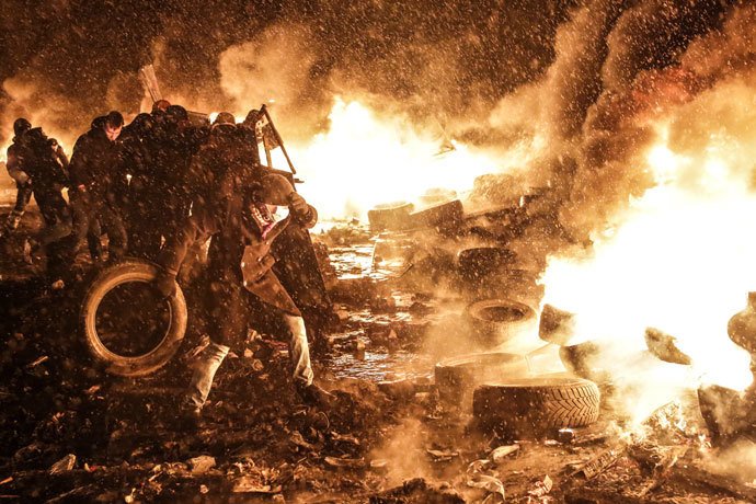 Protestele VIOLENTE din Ucraina se răspândesc. În Liov, manifestanţii au luat cu asalt administraţia şi poliţia locală
