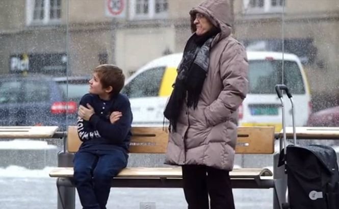 Reacţia oamenilor când observă un copil tremurând de frig în staţia de autobuz