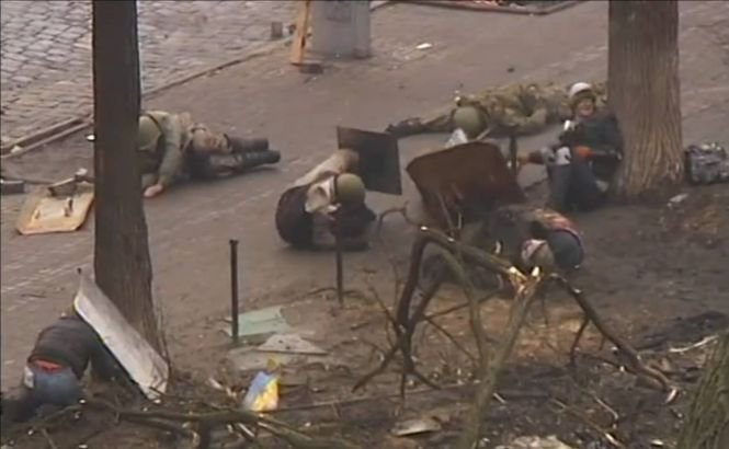 VÂNĂTOARE de oameni în Kiev! Primele imagini cu protestatarii SECERAŢI de gloanţe