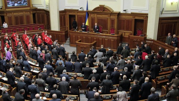 PRESĂ: Parlamentul ucrainean pregăteşte ratificarea unui acord cu UE şi interzicerea partidului lui Ianukovici