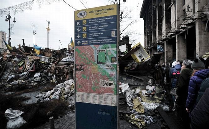 Kievul post-Yanukovych. A început demolarea baricadelor, iar circulaţia metroului a fost reluată