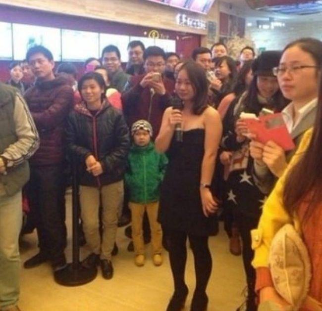 Şi-a cerut iubitul de soţ în faţa a zeci de oameni, într-un aeroport. REACŢIA lui e MEMORABILĂ 248716