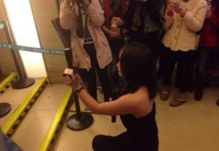 Şi-a cerut iubitul de soţ în faţa a zeci de oameni, într-un aeroport. REACŢIA lui e MEMORABILĂ 248717