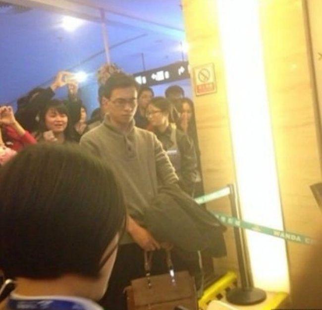 Şi-a cerut iubitul de soţ în faţa a zeci de oameni, într-un aeroport. REACŢIA lui e MEMORABILĂ 248718