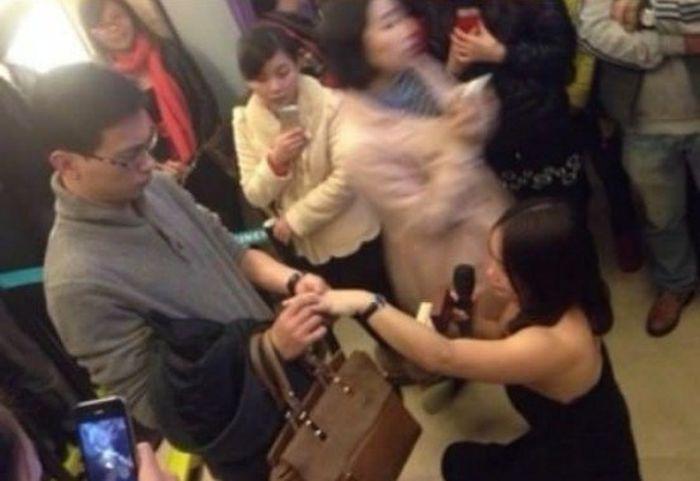 Şi-a cerut iubitul de soţ în faţa a zeci de oameni, într-un aeroport. REACŢIA lui e MEMORABILĂ 248719