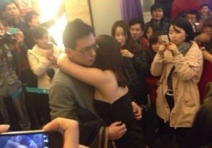 Şi-a cerut iubitul de soţ în faţa a zeci de oameni, într-un aeroport. REACŢIA lui e MEMORABILĂ 248720