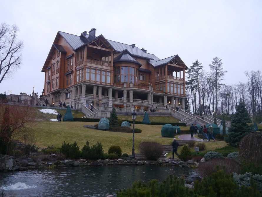 Camerele lui Napoleon Bonaparte erau simple "jucării". LUXUL şi OPULENŢA din casele oamenilor lui Ianokovici 248910