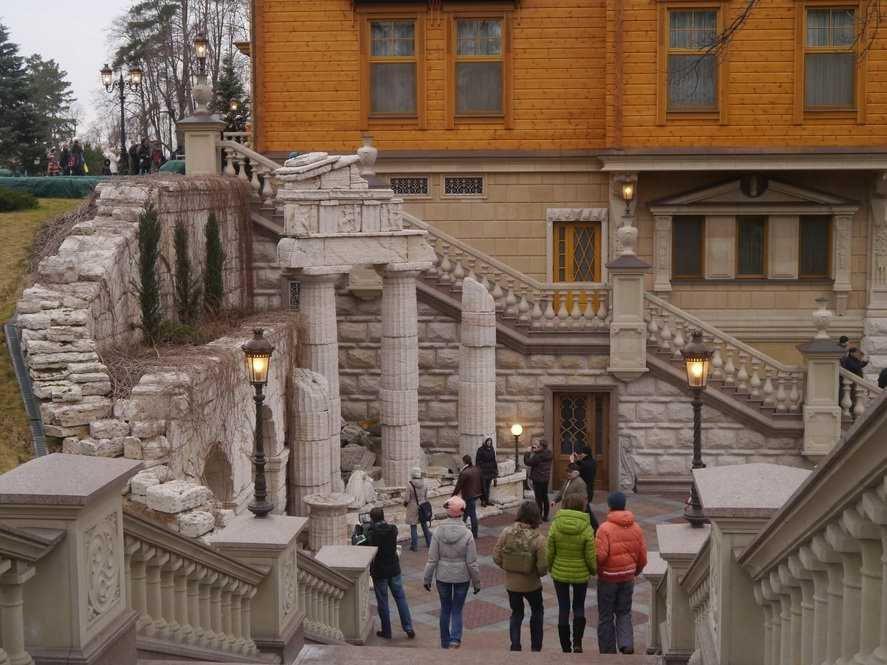 Camerele lui Napoleon Bonaparte erau simple "jucării". LUXUL şi OPULENŢA din casele oamenilor lui Ianokovici 248911