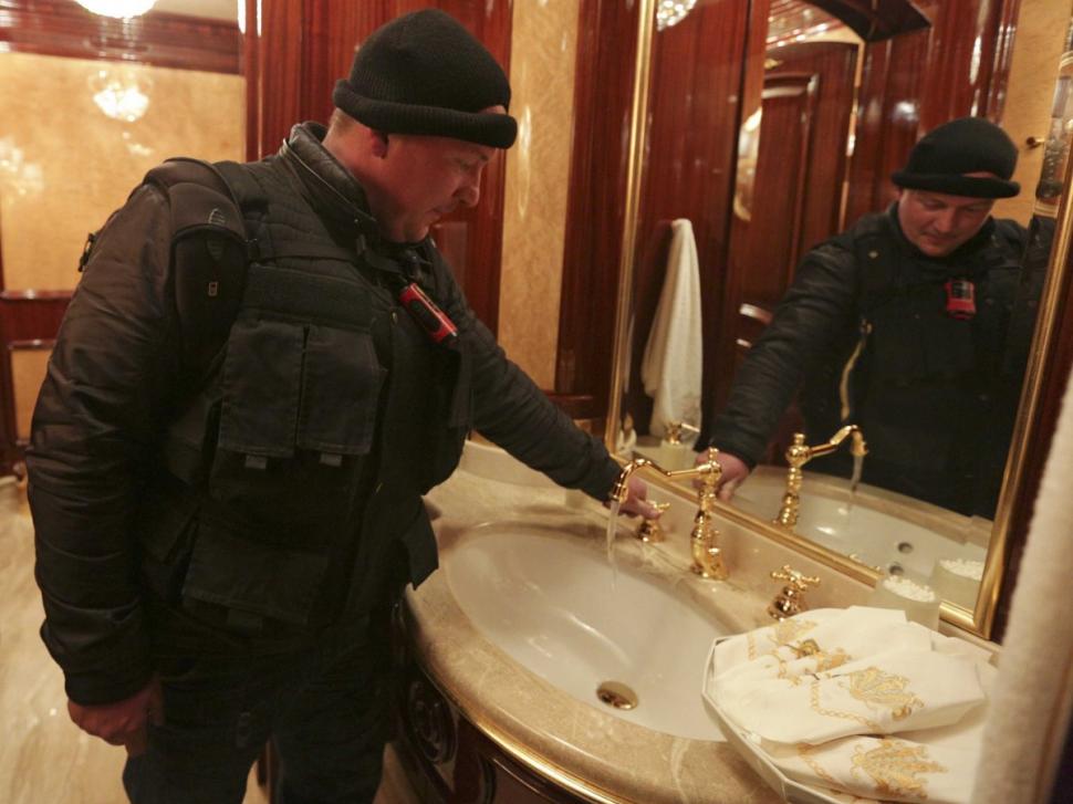 Camerele lui Napoleon Bonaparte erau simple "jucării". LUXUL şi OPULENŢA din casele oamenilor lui Ianokovici 248927