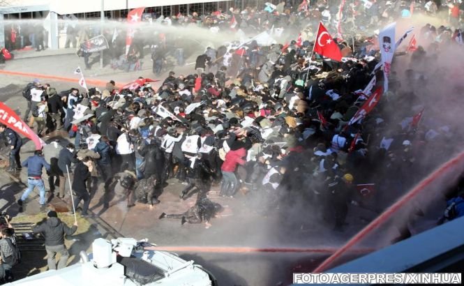 Poliţia turcă a folosit gaze lacrimogene pentru a dispersa o manifestaţie antiguvernamentală la Ankara