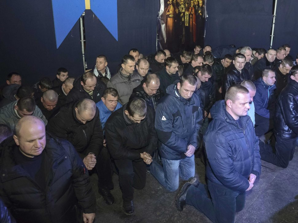 Poliţiştii care au tras în mulţime, în timpul protestelor din Ucraina, şi-au cerut IERTARE în GENUNCHI în faţa manifestanţilor