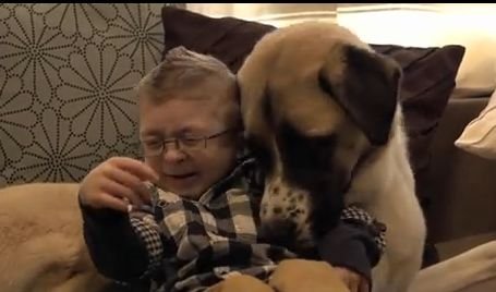 Povestea emoţionantă a unui băieţel special şi căţelul lui cu doar trei picioare, salvat de la un adăpost