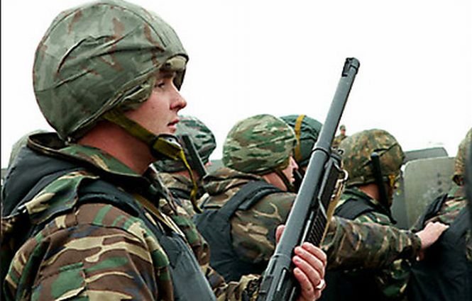 &quot;Asistăm astăzi la o invazie armată rusă”. Peste 2.000 de militari ruşi, mobilizaţi în capitala Republicii Autonome Crimeea