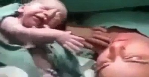 Ce a făcut acest bebeluş la câteva secunde după ce a fost scos din pântecele mamei. PATRU MILIOANE de oameni au rămas impresionaţi
