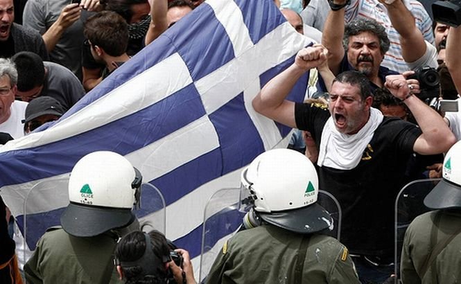 Protestele de stradă din Atena au degenerat în confruntări cu forţele de ordine