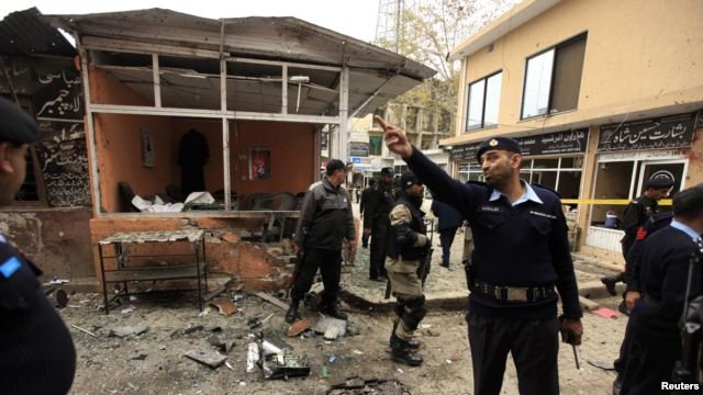 Atac sinucigaș într-un tribunal din Pakistan. Cel puțin 11 persoane au fost ucise