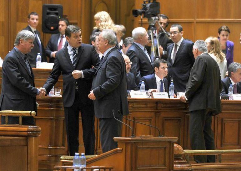 Crin Antonescu A DEMISIONAT din funcţia de preşedinte al Senatului