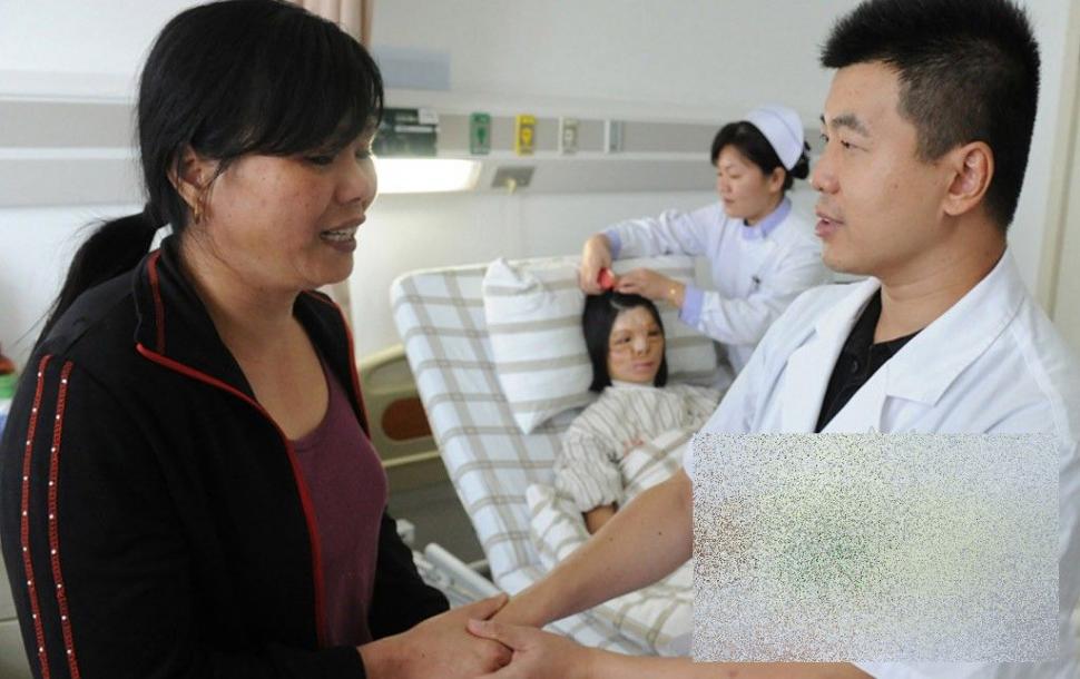 PREMIERĂ ISTORICĂ în lumea medicinei. Cum arată acum această tânără după operaţie 250189