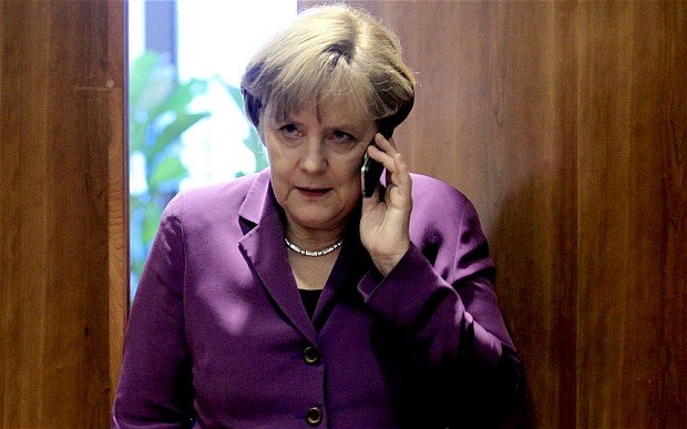 Angela Merkel a vorbit din nou cu Vladimir Putin, la telefon. Care a fost subiectul discuţiei de ieri