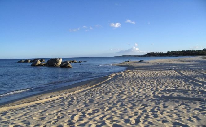 Descoperire macabră pe o plajă din Sardinia. Trupul unei femei decapitate a fost adus la mal de valuri