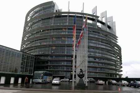 Parlamentul European adoptă reguli mai stricte împotriva spălării banilor 