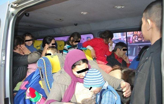 "Câţi ţigani ROMÂNI credeţi că încap în această dubă". Imaginile au făcut înconjurul lumii 251135