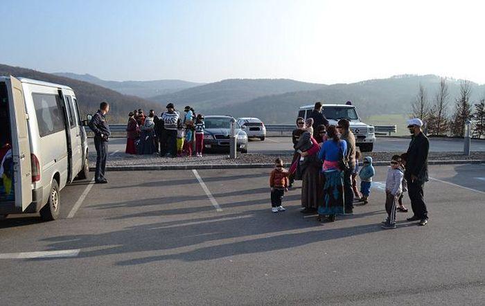 "Câţi ţigani ROMÂNI credeţi că încap în această dubă". Imaginile au făcut înconjurul lumii 251137