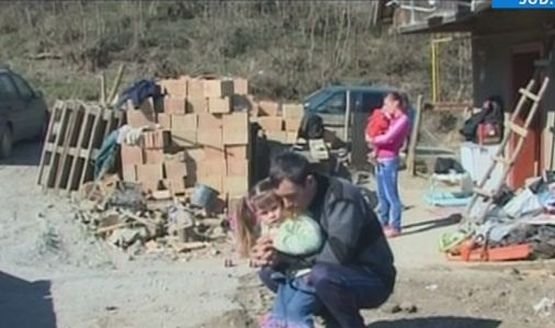 ÎMPREUNĂ SUNTEM ŞI MAI BUNI: Construcţia unei case numai a lor, cadoul de Mărţişor pentru cei trei copii din Mureş