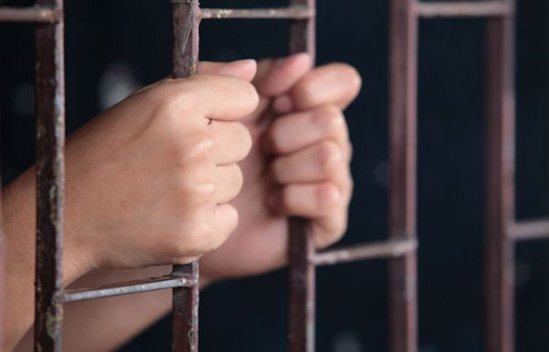 Un bărbat din Iaşi a fost CONDAMNAT la închisoare pe VIAŢĂ după ce a omorât în bătaie un băieţel de cinci ani
