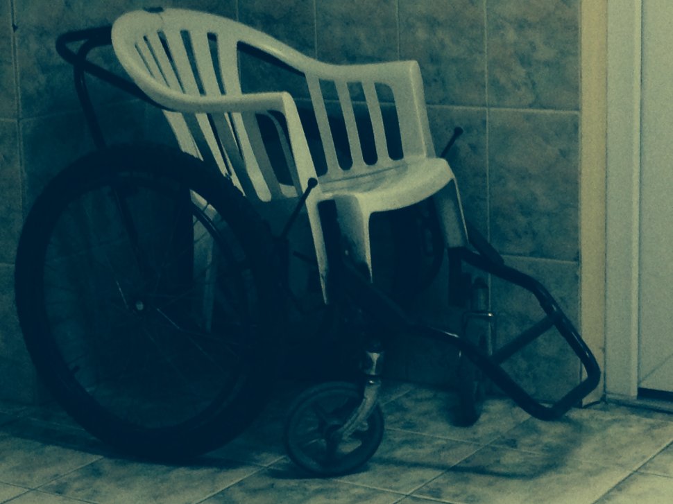 Cel mai &quot;PERFORMANT&quot; cărucior cu rotile, dintr-un spital. Imagini revoltătoare, surprinse de un utilizator www.antena3.ro