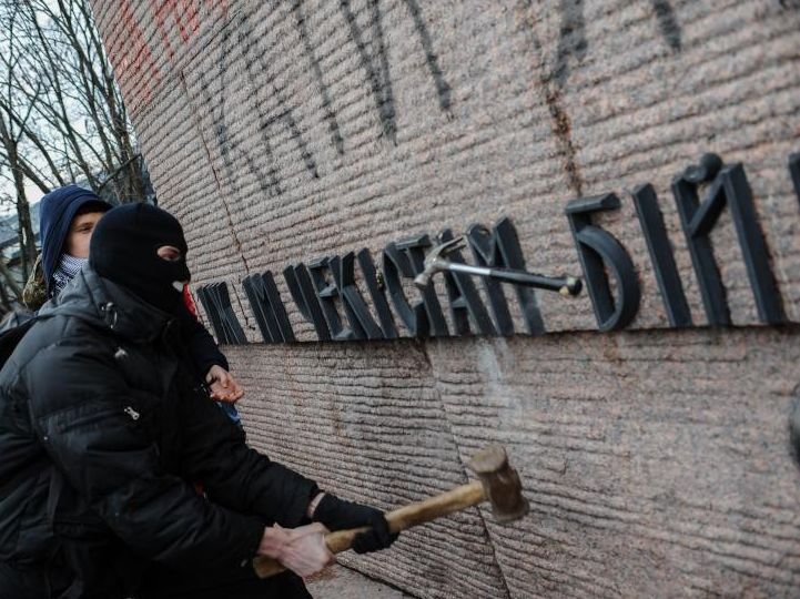 Germanii se opun sancţiunilor economice împotriva Rusiei şi cred că responsabil de criză este Kievul