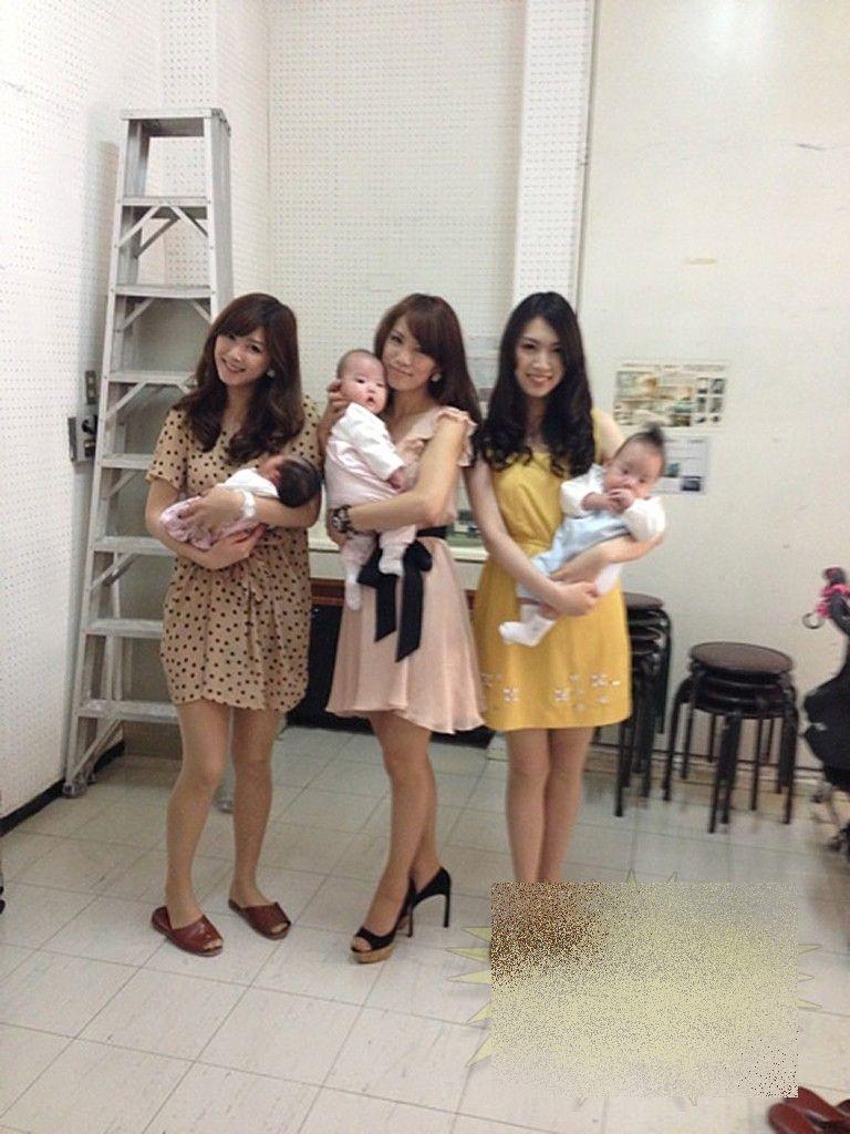 Fotografia care SFIDEAZĂ timpul. Una din aceste tinere are 50 de ani şi este BUNICĂ 251559