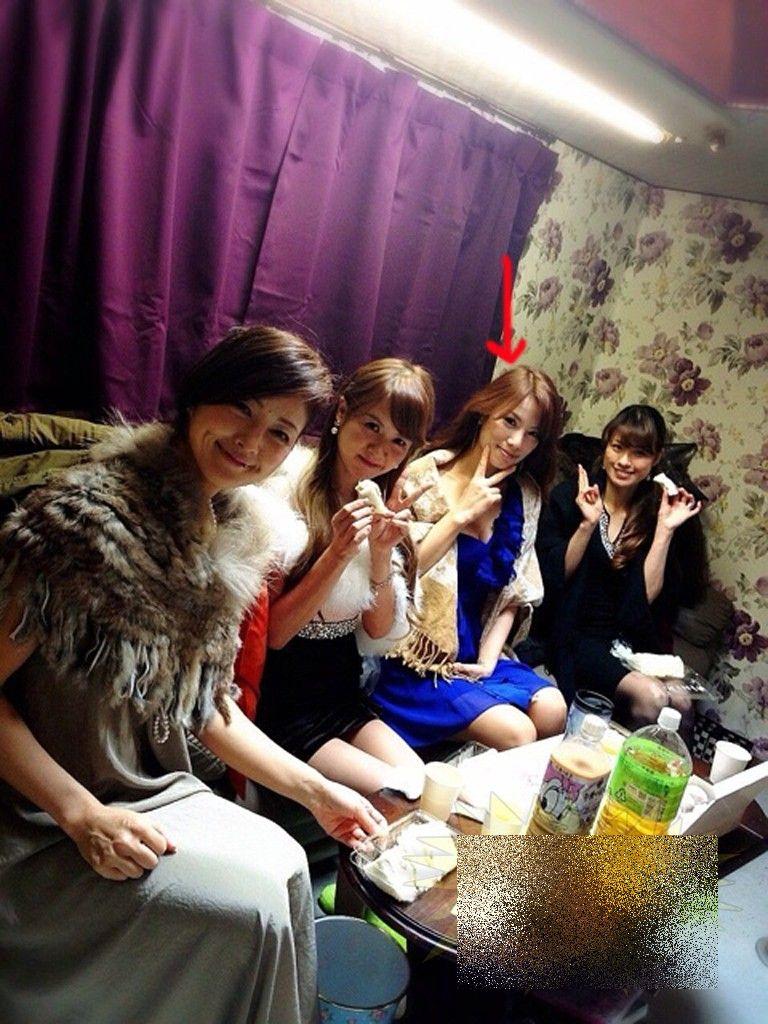 Fotografia care SFIDEAZĂ timpul. Una din aceste tinere are 50 de ani şi este BUNICĂ 251564