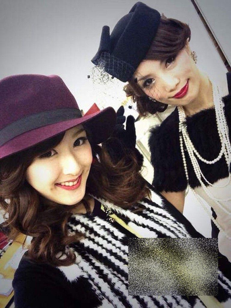 Fotografia care SFIDEAZĂ timpul. Una din aceste tinere are 50 de ani şi este BUNICĂ 251567