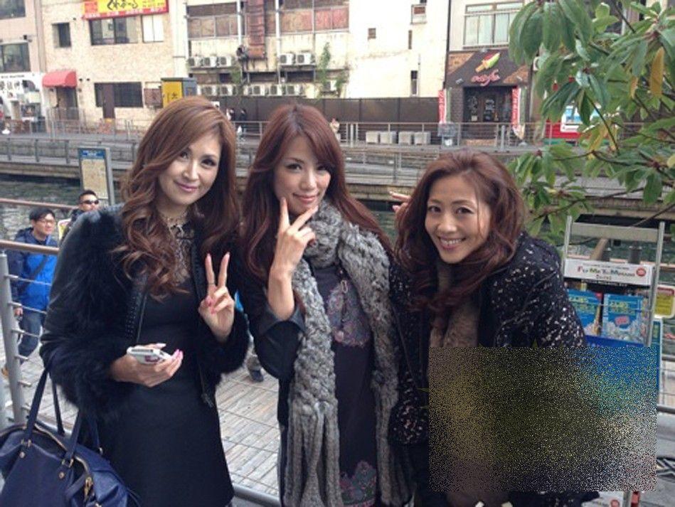 Fotografia care SFIDEAZĂ timpul. Una din aceste tinere are 50 de ani şi este BUNICĂ 251568