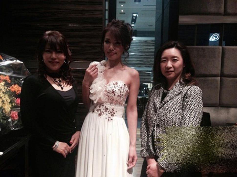 Fotografia care SFIDEAZĂ timpul. Una din aceste tinere are 50 de ani şi este BUNICĂ 251569