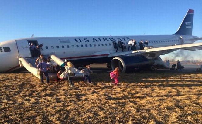 SUA. Pasagerii unui avion au fost evacuaţi de urgenţă după explozia unei anvelope la trenul de aterizare