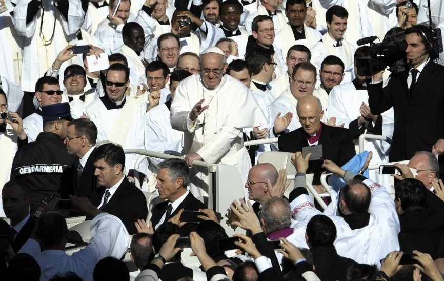 Dincolo de Ştiri: Papa Francisc, un an cu un OM LUMINĂ