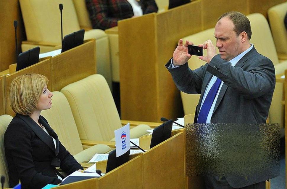 Ce fac PARLAMENTARII când cred că nimeni nu îi vede. "Aşa sunt votate legile la noi" 251837