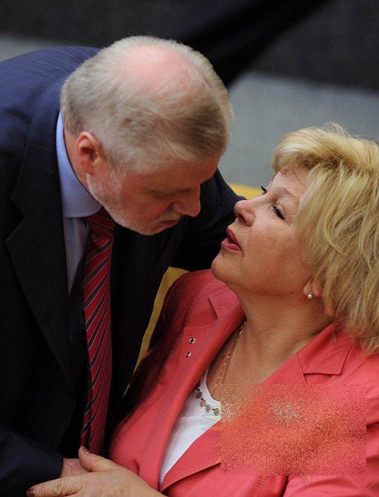 Ce fac PARLAMENTARII când cred că nimeni nu îi vede. "Aşa sunt votate legile la noi" 251843