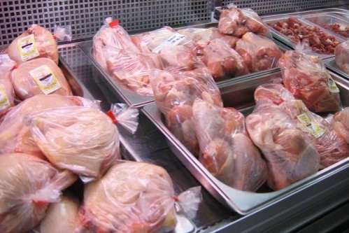 Sute de kilograme de carne ALTERATĂ la vânzare într-un depozit din Bacău