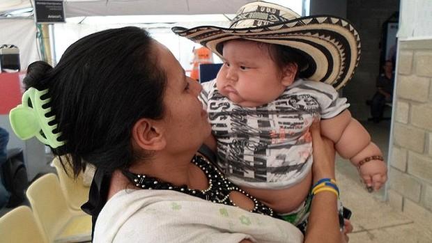 Imagini incredibile cu cel mai gras bebeluş. Cântarul s-a oprit la 21 de kilograme. Micuţul are doar 8 luni de viaţă 252381