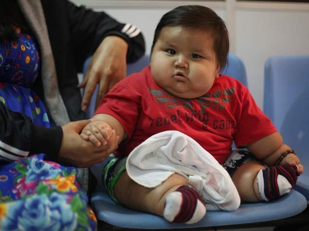 Imagini incredibile cu cel mai gras bebeluş. Cântarul s-a oprit la 21 de kilograme. Micuţul are doar 8 luni de viaţă 252384