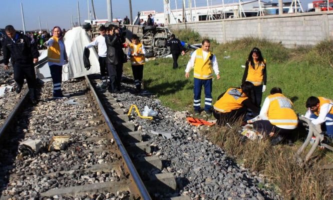 Nouă morţi şi cinci răniţi, după ce un tren a lovit un microbuz în Turcia