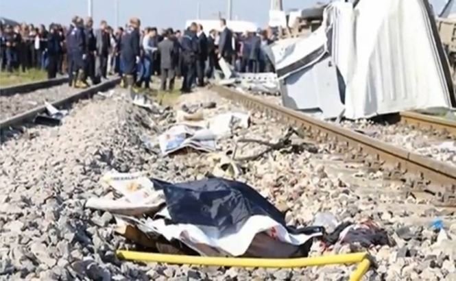 Turcia. 10 persoane au murit după ce un tren a lovit un microbuz plin cu muncitori