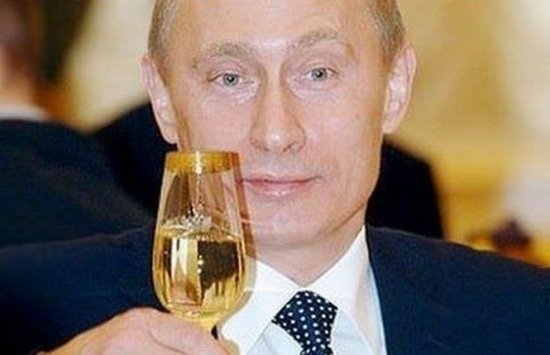 Putin a semnat anexarea Crimeei şi a ordonat focuri de artificii la Moscova şi în peninsulă
