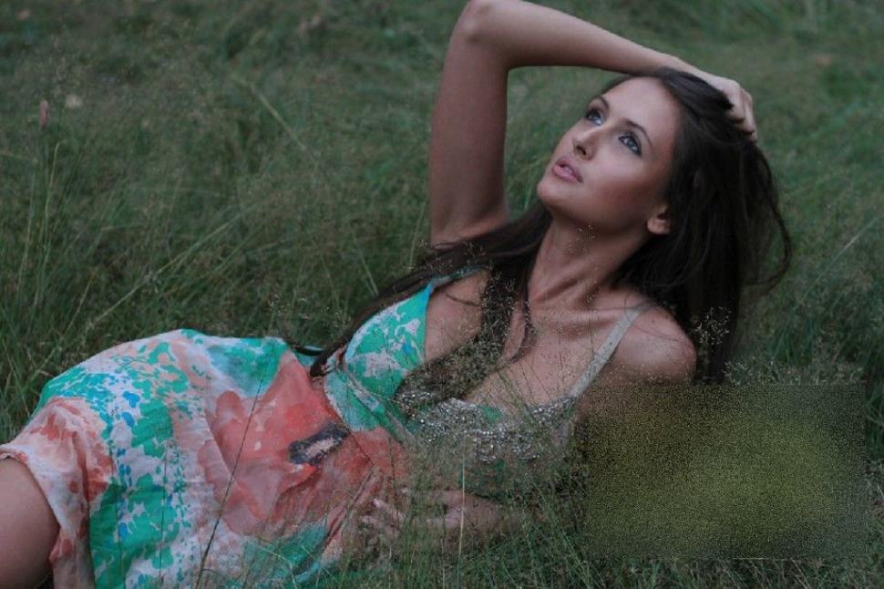 Ce i-a făcut acestei SUPERBE tinere un apropiat de-al lui Vladimir Putin. Nici părinţii n-au mai recunoscut-o 252820