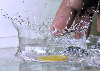 10 motive pentru care ar trebui sa bei apa cu lamaie